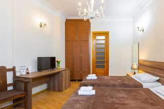 Отель Villa Tiflisi Тбилиси Двухместный номер с 1 кроватью или 2 отдельными кроватями и собственной ванной комнатой-1